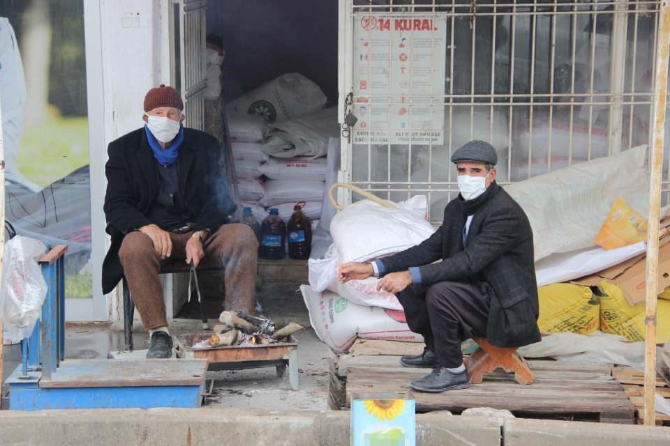 <p>Bunlardan biri de ilçeye girişlerde HES kodu uygulamasını başlattık. Bunun haricinde vaka sayılarında her mahalleyi gerek sosyal medya hesabımdan gerek kaymakamlık hesaplarından gerekse cami hoparlörlerinden açıkladık. </p>
