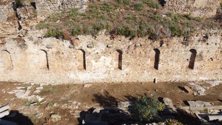 <p>Antalya'nın Alanya ilçesindeki Syedra Antik Kenti'nde yapılan çalışmalar ile Hellenistik, Roma, Bizans ve Anadolu Selçuklu eserleri gün yüzüne çıkartılıyor.</p>
