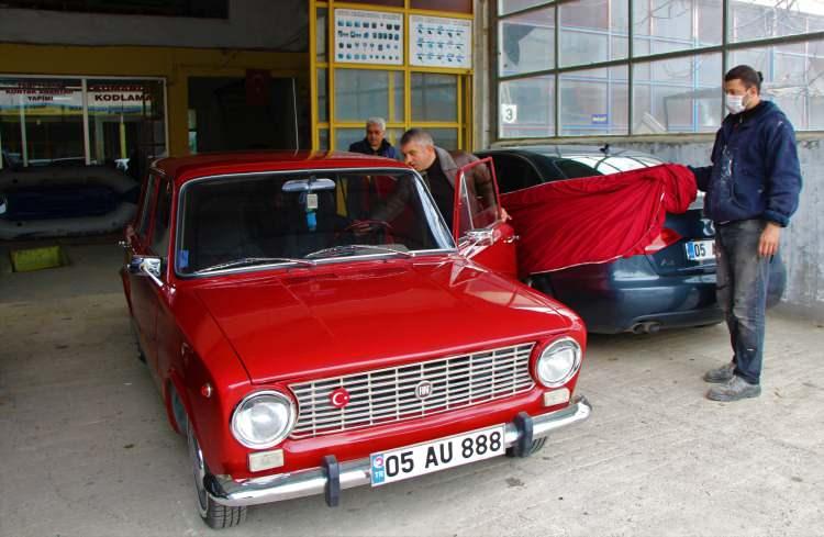 <p>Amasya’da yaşayan oto elektrik ustası Bahattin Şahin, adeta toz kondurmayıp gözü gibi baktığı 1975 model "Murat 124" otomobilini 100 bin liraya satıyor. </p>

<p> </p>

