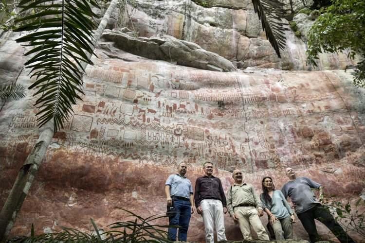 <p>İngiltere’de yer alan Exeter Üniversitesi’nden bilim insanları Amazon ormanlarında tarih öncesi çizimlerin yer aldığı geniş bir kaya takımını ortaya çıkardı. Çizimlerin 11 bin 800 ile 12 bin 600 yıl önce yapılmış olabileceğini belirten araştırmacılar, 3 kayadan oluşan sit alanının Kolombiya’nın Serranía La Lindosa bölgesinde keşfedildiğini belirtti.</p>

