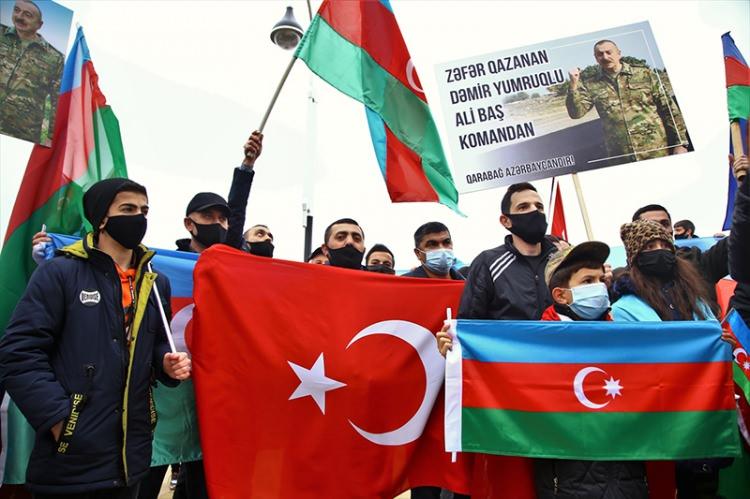 <p>Natig Dağlaroğlu isimli Laçınlı ise "1992'den itibaren vatansız yaşıyorduk. Başkomutanımıza çok teşekkür ediyorum. Burada Azerbaycan bayraklarının yanında Türk bayrakları da asılı. Allah iki kardeş ülkeyi var etsin. Bize destek olan Recep Tayyip Erdoğan'a teşekkür ediyorum. Laçın'dan ağlaya ağlaya çıktık, güle güle döneceğiz." diye konuştu. </p>
<p> </p>