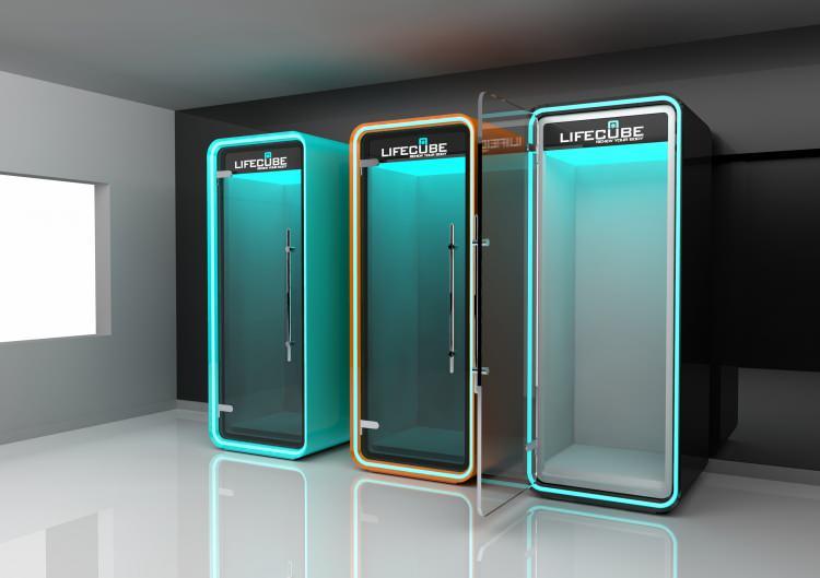<p>YİĞİT: CİHAZ 30 BİN AŞIYI TAŞIYABİLİYOR</p>
<p>LıfeCube cihazının üretildiği tesisin müdürü elektrik elektronik mühendisi Onur Yiğit ise, Almanya’da İsmail İlhan ve mühendis ekibiyle cihazın aşıya adapte edilmesi için çalışmaların devam ettiklerini söyledi. Yiğit, “Kabini aşıyı saklayabilecek duruma getirdik. Soğuk hava dışarıda bir ünitede üretiliyor ve kabinin içerisinde pompalanıyor. Cihaz, 20 ile 30 bin arasında aşıyı muhafaza edebiliyor, duruma göre bunu genişletiriz, aşıyı son kullanma tarihine kadar muhafaza edebilir. Sistem ayarlanan sıcaklığı sınırsız sürede tutabiliyor. Cihazın soğukluğu -110’a kadar çıkabiliyor” dedi.</p>
