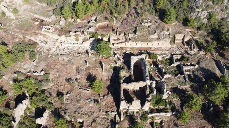 <p>Karamanoğlu Mehmetbey Üniversitesi Edebiyat Fakültesi Arkeoloji Bölümü Öğretim Üyesi ve Syedra Antik Kenti Kazı Başkanı Doç. Dr. Ertuğ Ergürer, AA muhabirine yaptığı açıklamada, Syedra'nın, Kilikya bölgesinin en önemli kentlerinden biri olduğunu söyledi.</p>
