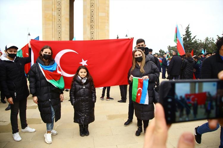 <p>Azerbaycan ordusunun 27 Eylül'de başlattığı operasyonda, 5 kent merkezi, 4 kasaba ve 286 köyün kurtarılması üzerine Ermenistan yenilgiyi kabul etmiş, işgal altındaki Ağdam, Laçın ve Kelbecer illerini de boşaltacağını taahhüt eden anlaşmaya imza atmıştı. </p>
<p> </p>