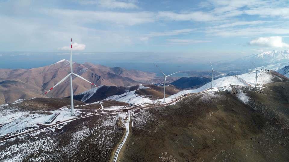<p>Türkiye'nin en doğusunda, en yüksek rakımlı Rüzgâr Enerji Santrali (RES) Van'ın Gevaş ilçesine kuruldu. Gevaş ilçesinde yaklaşık 2 bin 900 rakımda kurulan 53,2 megavatlık RES ile 50 bin hanenin elektrik ihtiyacı karşılanacak.</p>

<p>​</p>
