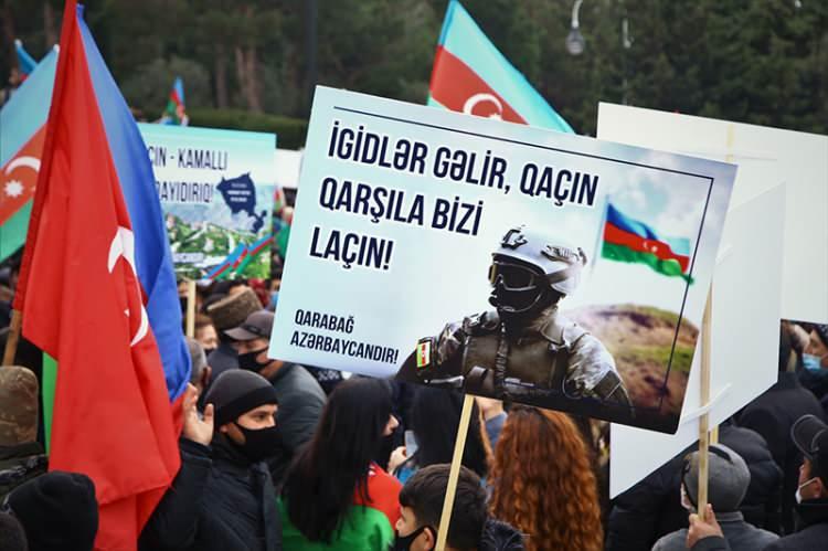 <p>Bakü sokaklarında da Laçın'ın kurtarılışının coşkusu yaşandı. Vatandaşlar, sokaklarda kortej şeklinde turlayarak kutlama yaptı.</p>
<p> </p>