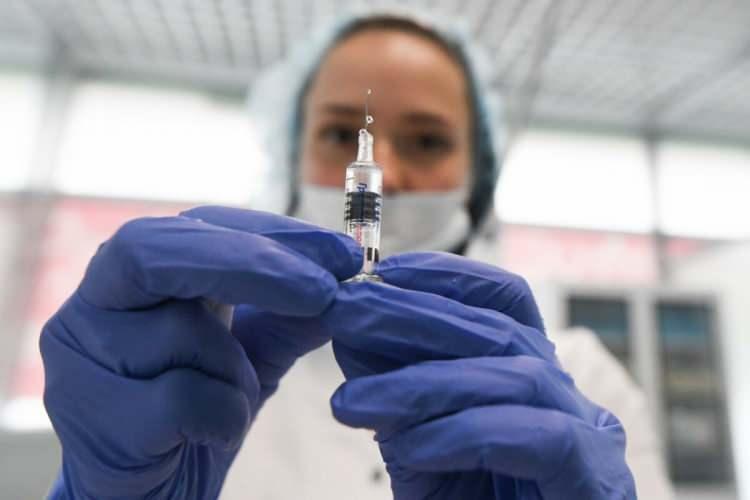 <p> Bu kodlamayı direkt değil de bir başka virüsün içine koyup onun vücudumuzda bunu üretmesini sağlamaya çalışırsak o da AstraZenaca'nın Oxford Üniversitesi ile geliştirdiği aşı. Bunların üçü de inaktif aşılar ama birinde bütün mikroorganizmayı veriyoruz, diğerinde bilgiyi direkt mRNA olarak veriyoruz, bir diğerinde ise o mRNA'yı bir başka virüse, başka mikroorganizmaya verip onu insan vücudunda çoğaltmasını sağlayarak uyguluyoruz.</p>