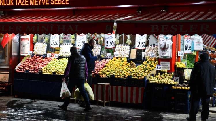 <p>Kısıtlamanın olduğu cumartesi ve pazar günleri market, bakkal, kasap ve kuruyemişçiler 10.00-17.00 arasında faaliyet gösterebilecek.</p>