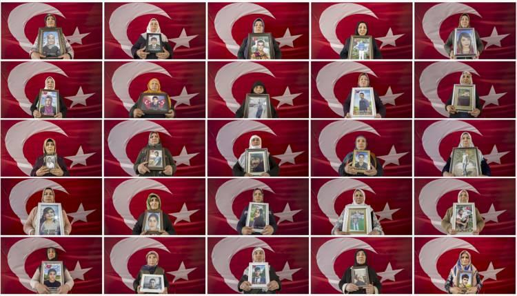 <p>Dağa kaçırılan çocuklarına kavuşma ümidiyle HDP il binası önünde oturma eylemi yapan Diyarbakır anneleri, kadınları 8 Mart Dünya Kadınlar Günü'nde teröre karşı birlik olmaya çağırdı.</p>
