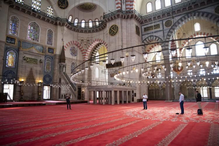 <p>Bu minarelerin camiye bitişik iki tanesi üçer şerefeli ve 76 m. yüksekliğinde, cami avlusunun kuzey köşesinde son cemaat yeri giriş cephesi duvarının köşesinde bulunan diğer iki minare ise ikişer şerefeli ve 56 m. yüksekliğindedir. </p>
