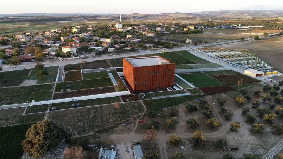 <p>Anadolu'da birçok amfi tiyatronun özellikle gladyatör dövüşleri için yaptırılmadığını, sonradan bu dövüşlere uygun hale getirildiğini anlatan Müze Müdürü Rıdvan Gölcük, şunları söyledi:</p>

<p>"Buralarda bu rölyefler sıralanır. Hemen yanı başında bulunduğumuz Troya Ören Yeri'nde de bu gladyatör dövüşlerinin yapıldığını biliyoruz. Bizim örneğimiz Roma dönemi 1'inci ve 2'nci yüzyıla ait bir örnek. Hatta biz Troya'da bu dövüşlerin 3 gün sürdüğünü biliyoruz. Tüm yakın bölgelerdeki köylerden, kentlerden insanlar geliyor. Çünkü çok büyük bir eğlence. Bu gladyatör dövüşlerini düzenleyen kişiye 'editör' ismi veriliyor. Gladyatör dövüşünü düzenlendiği bir yere tabela asılır. Hangi imparator adına düzenleniyor bu dövüş, düzenleyen editörün adı ve mücadele edecek gladyatörlerin ismi buralarda yer alır. Biz bu örneğimizin Troya'da düzenlenen gladyatör dövüşlerine ilişkin olduğuna inanıyoruz. Bunun izini de yakın zamanda inşallah tespit etmeyi umuyoruz."</p>

<p> </p>
