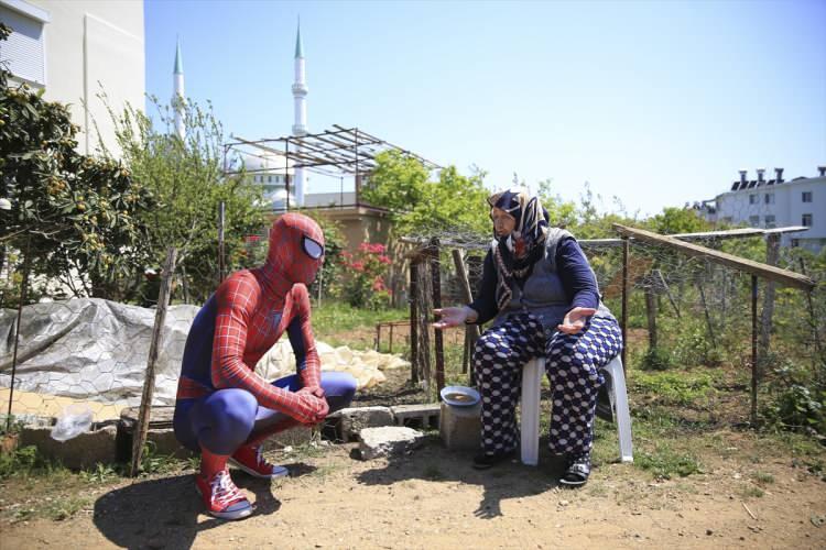 <p>Antalya'da kentin en işlek caddelerinde ve parklarında dolaştığı "Örümcek Adam" kostümünü, bu sefer yeni tip koronavirüs (Kovid-19) tedbirleri kapsamında evlerinden çıkamayanlara moral vermek için giyen Burak Soylu, herkesin yardımına koşuyor.</p>
