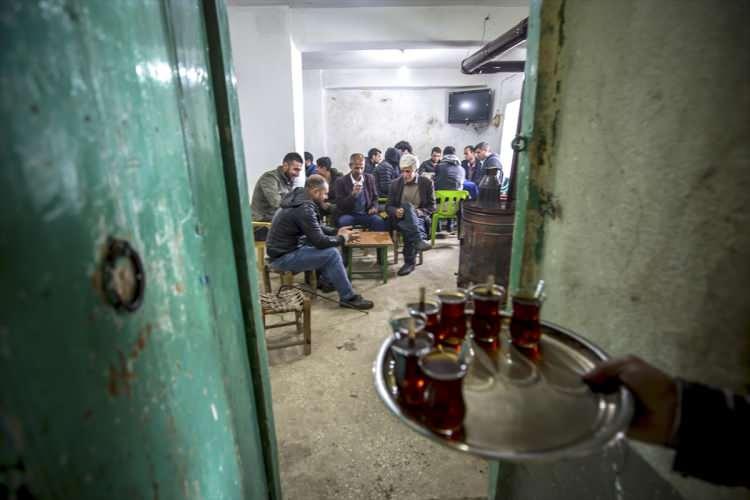 <p> Diyarbakır'ın Çüngüş ilçesine bağlı Atalar köyünde yaşayan bazı vatandaşlar, etkili olan kar yağışı sonrası köy kahvesinde soba başında çay içerek ve oyun oynayarak vakit geçiriyor.</p>
