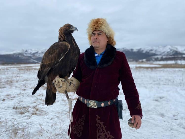 <p>Yarışmada Atırau eyaletini temsil eden Narın isimli kartal, 16 saniyede tilki avlayarak sahibi Arman Kuşkarov’a birinciliği kazandırdı.</p>

<p> </p>
