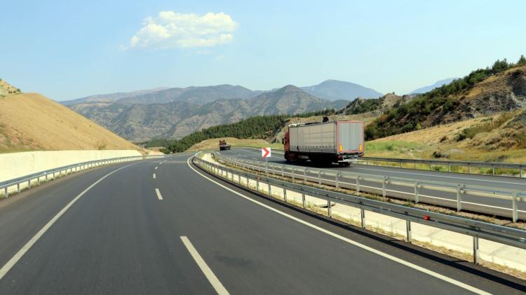 <p>Kısıtlama olan gün ve saatlerde zorunlu hallerde özel araçla şehirlerarası seyahat izne tabi olacak.</p>
<p> </p>