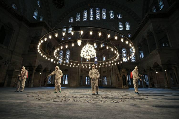 <p>İstanbul Fatih Belediyesi ekipleri, yeni tip koronavirüs (Kovid-19) önlemleri kapsamında Nuruosmaniye Camisi'nde dezenfekte işlemi gerçekleştirdi.</p>
