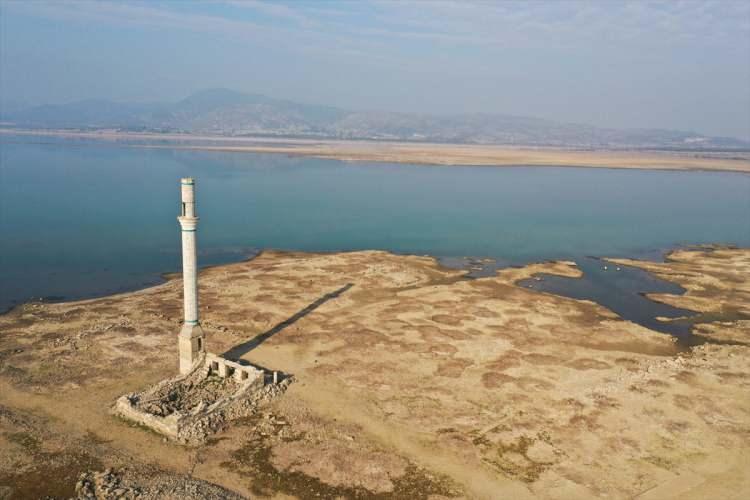 <p> İzmir'de, doluluk oran düşen Tahtalı Barajı'nda sular altında kalan köyün kalıntıları ortaya çıktı. </p>

<p> </p>
