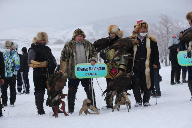 <p>Kuşkarov, ülkede kartalla avlanma geleneğinin spor dalı olarak kabul edilmesiyle yaygınlaştığını ve Kazakistan’ın bağımsızlığını kazanmasından bu yana kartal avcısı sayısının 4’ten 400’e çıktığını söyledi.</p>
<p> </p>