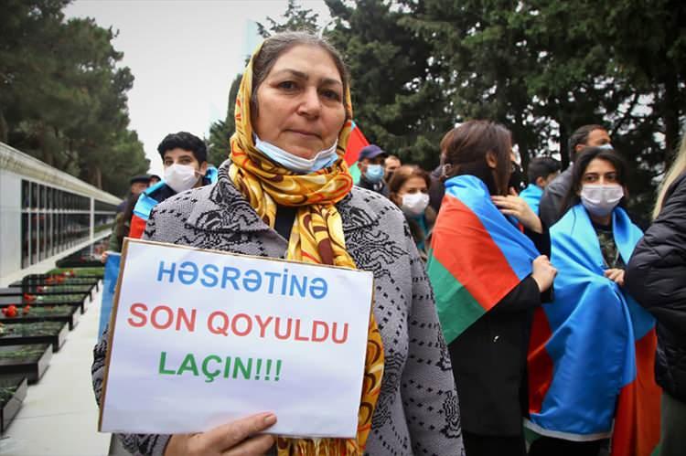 <p>Ziyarete gelen Laçınlılar da ata yurtlarının işgalden kurtarılması dolayısıyla sevinç gözyaşları döktü.</p>
<p> </p>