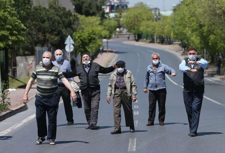 <p>stanbul'da koronavirüs salgını kapsamında alınan önlemler nedeniyle sokağa çıkmaları kısıtlanan 65 yaş ve üzeri ile kronik rahatsızlığı olan kişiler istisna uygulanması kapsamında ilk defa sokağa çıktı. 65 yaş üstü vatandaşlar Şişli Halide Edip Adıvar Mahallesi'nde iznin verildiği 11.00-15.00 saatleri arasında sokakta yürüyüş yaptı.</p>