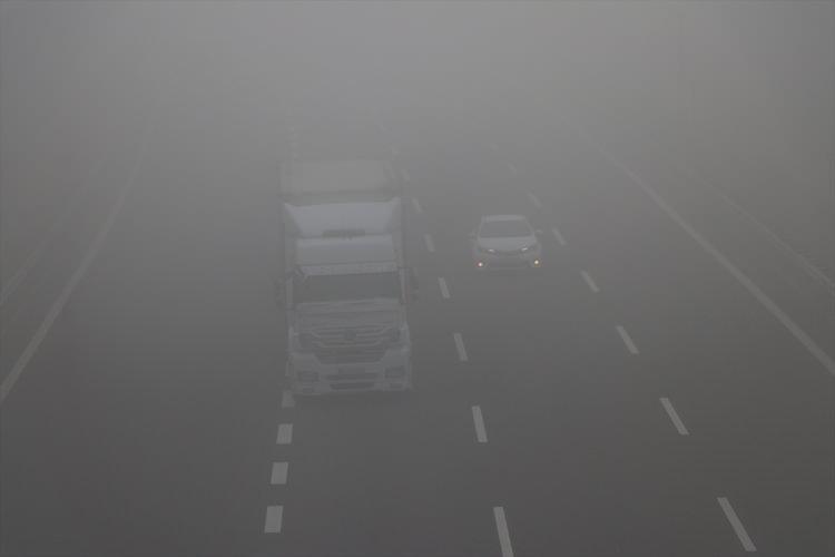 <p>Yoğun sis, Anadolu Otoyolu`nda Yumrukaya, Abant Kavşağı ve Bolu Dağı T&uuml;neli kesiminde, D-100 kara yolunda ise Bakacak, Seymenler ve Karanlıkdere kesiminde etkili oluyor.</p>
