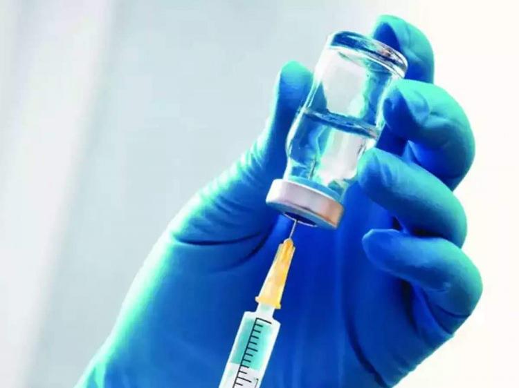 <p>Aşı gelince hemen yapılacak mı? Hayır. Onun da temel nedeni hangi aşı olursa olsun her ülke kendi testlerini ve uygulamalarını mutlaka yapıyor. Tüm testleri yapılmış olmasına rağmen bir kere daha yapılacak. Bu standartlar sağlandıktan sonra bu aşı kullanılabilecek. </p>