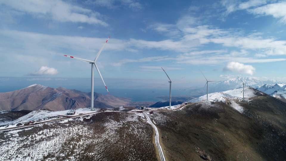 <p>Güneş enerjisinden elektrik üretilebilecek bölgeler arasındaki 28 il arasında en yüksek ikinci sırada yer alan Van, aynı zamanda Türkiye'de rüzgâr enerjisinden elektriğin üretilebileceği en verimli şehirler arasında da gösteriliyor. </p>
