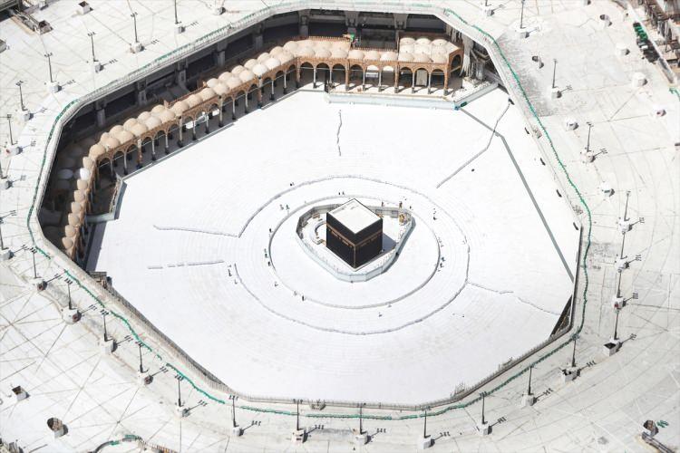 <p>Yeni tip koronavirüsün (Kovid-19) dünyanın dört bir yanına yayılması, çok sayıda ülkeyi çeşitli tedbirler almaya itti. Suudi Arabistan, Kovid-19'la mücadele kapsamında, 2 Mart'tan itibaren dünya genelinden umre ziyaretlerini, 20 Mart'tan itibaren de kutsal mekanlar Mekke'deki Harem-i Şerif (Mescid-i Haram) ve Medine'deki Mescid-i Nebevi'ye her türlü ziyareti durdurdu. Alınan kararın ardından, Kabe'nin etrafında sadece görevliler bulundu.</p>
