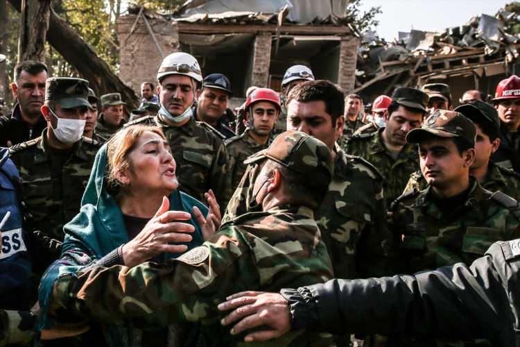 <p> Ermenistan ordusunun, ateşkesin üzerinden 24 saat geçmeden, Azerbaycan'ın Gence kentine füzelerle saldırması sonucu 21 kişi öldü. Görevliler, olay yerinde bazı vatandaşları sakinleştirmeye çalıştı.</p>