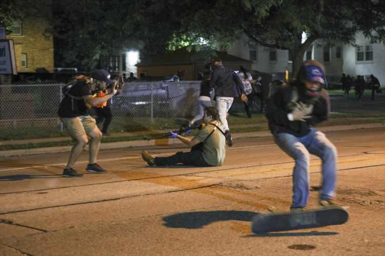 <p>ABD'nin Wisconsin eyaletinde polisin siyahi Amerikalı Jacob Blake'i arkadan vurmasıyla başlayan ve büyüyen protestolar sokağa çıkma yasağına rağmen üçüncü gecesinde de canlılığını korudu. Kenosha’daki gösterilerde silahlı kişiler arasında çatışma çıktı. Bir kişi göğsünden yaralandı.</p>
