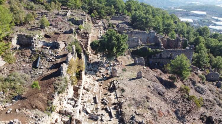 <p>Hellenistik, Roma, Bizans ve Anadolu Selçuklu'nun kadim izlerini geleceğe taşıyan Syedra, ücretsiz olarak ziyaret edilebiliyor.</p>