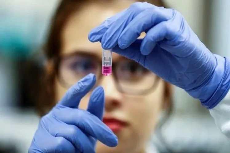 <p><strong>İNAKTİF AŞI İŞE mRNA ARASINDAKİ EN BÜYÜK FARK NEDİR?</strong></p>
<p> </p>
<p>İnaktif aşının en büyük dezavantajı, üretimi zor ve pahalı. Neden? Çünkü sizin çok miktarda bunu üretmeniz gerekiyor. Onu öldürüp ondan sonra da bunu aşı haline getirmeniz gerekiyor. Çok miktardaki virüsü ürettiğiniz ortamı oluşturmak zor ve maliyeti çok yüksek.</p>