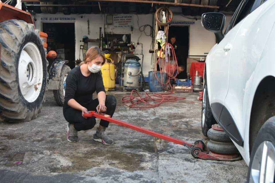 <p>Pandemi döneminde okula gitmediğim için daha çok yardımcı oluyorum. Ailemle mutluyum, liseyi bitirdikten sonra hedefim makine mühendisi olmak" dedi.</p>
