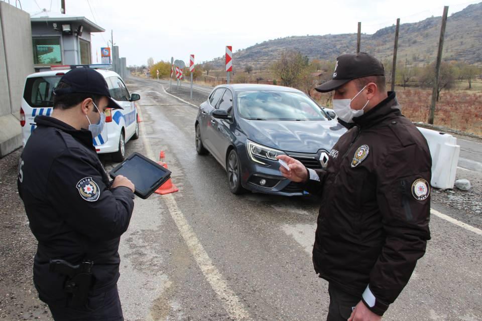 <p>Kendi mahallesinde daha önce vaka olup olmadığını bilmediği için daha rahattı. Vaka olduğunu, özellikle yoğun bir vaka olduğunu öğrendiği andan itibaren komşusuyla akrabasıyla daha sınırlı ilişki kurmaya başladı. Bu da vakaların ciddi şekilde azalmasına katkı sundu" diye konuştu.</p>

<p> </p>
