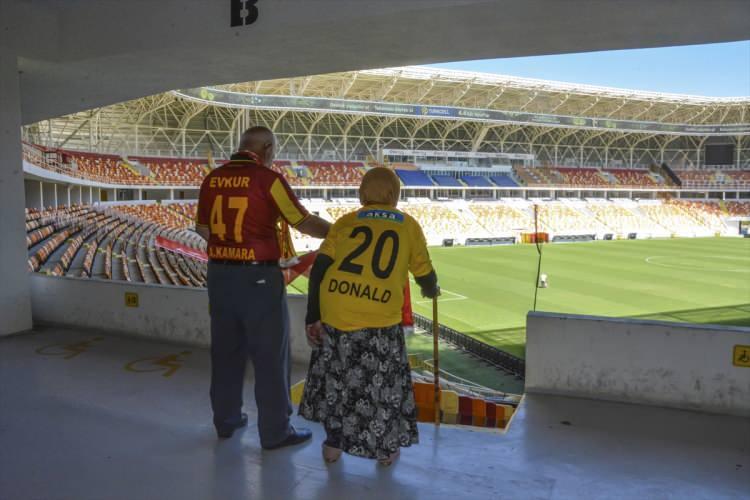 <p>Malatya'da ilerleyen yaşlarına rağmen takımlarını yalnız bırakmayan ve tribünden destek veren Fatma ile Orhan Mutlu çifti, yeni tip koronavirüs (Kovid-19) tedbirleri kapsamında maçların seyircisiz oynanması nedeniyle stada gidememenin üzüntüsünü yaşıyor.</p>
