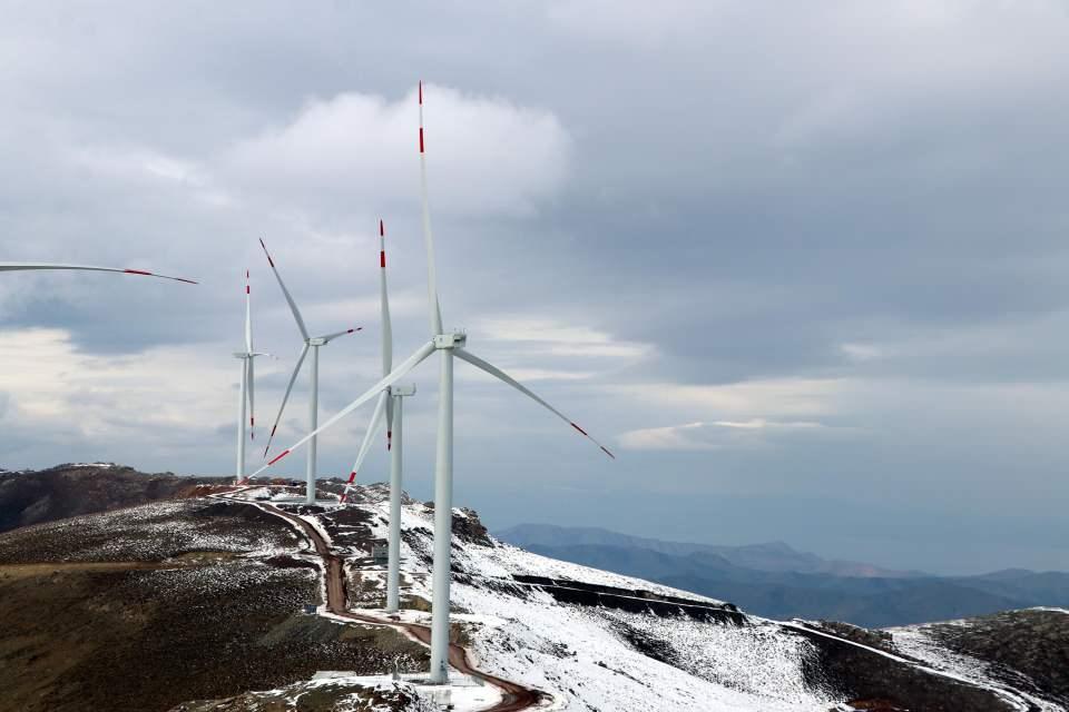 <p>Bağlama RES; 53,2 MW kurulu gücü ile Doğu Anadolu'daki en yüksek kapasiteli rüzgâr enerjisi projesi olacak. Tüm projelerimizi özverili bir çalışma ile hedef tarihimizden bir gün bile şaşmadan devreye almış olmanın mutluluğunu yaşıyoruz" diye konuştu.</p>