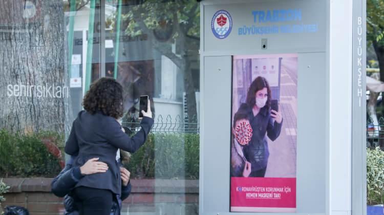 <p>Trabzon'da otobüs durağına yerleştirilip, maskesi olmayan vatandaşların yüzünü özel bir yazılımla koronavirüs simgesine dönüştüren yapay zekâ tabanlı dijital ekran uygulaması, etkisini gösterdi. </p>
