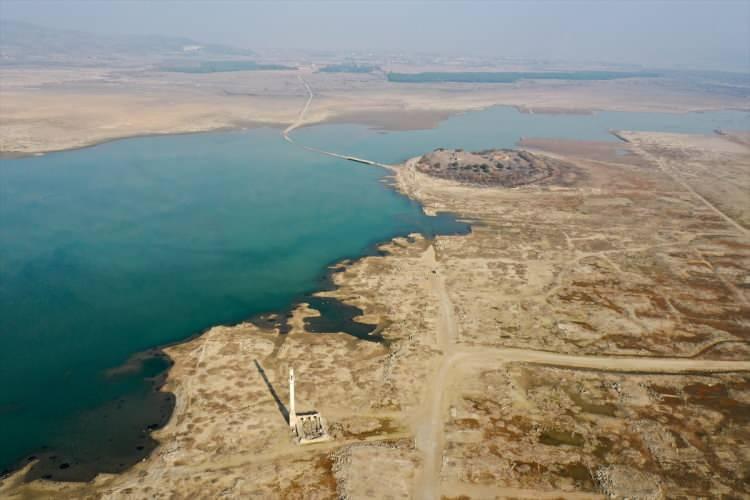 <p>Yaz ve sonbaharda az yağış alan İzmir'de, kente içme suyu sağlayan barajların su hacmi önemli seviyede azalmasıyla Tahtalı Barajı'nda da su seviyesi düştü. </p>

<p> </p>
