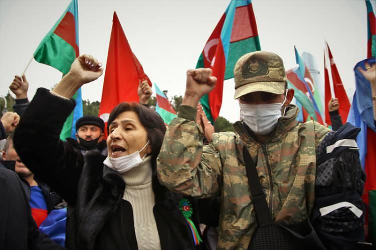 <p>Azerbaycan ordusunun Laçın'a girmesinin ardından binlerce Azerbaycanlı, Türk ve Azerbaycan bayraklarıyla Şehitler Hıyabanı'na ziyarette bulundu.</p>
<p> </p>