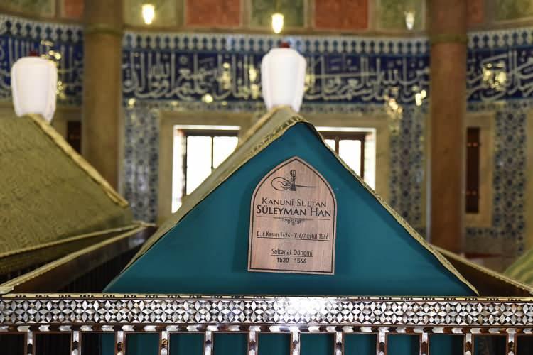 <p>Klasik Osmanlı Mimarisinin en önemli örneklerinden biri olan Süleymaniye Camii, yapımından günümüze dek İstanbul'da yüzü aşkın deprem gerçekleşmesine karşın, caminin duvarlarında en ufak bir çatlak oluşmaması şaşırtıcıdır.</p>
