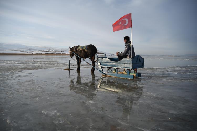 <p>Gölün henüz kar yağmadığı için cam gibi altı gözüken buzla kaplı bölümünde atlı kızaklarla gezinti yapan ya da yürüyerek dolaşan ziyaretçiler hem heyecanlı anlar yaşıyor hem de doğanın muhteşem görüntüsünün tadını çıkarıyor.</p>
