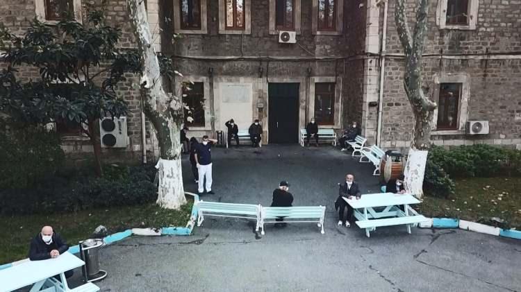 <p>Demir&ouml;ren Haber Ajansı, 500'&uuml;n &uuml;zerinde sakini bulunan Dar&uuml;laceze'de&nbsp; pandemi g&uuml;nlerinin nasıl ge&ccedil;irildiğini g&ouml;r&uuml;nt&uuml;ledi.&nbsp;</p>
