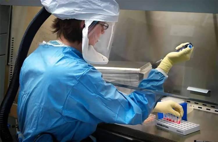 <p>İkinci aşamada kolluk kuvvetlerinin öncelikli olması gerekiyor. 65 yaşın üzerinde büyüklerimiz çok riskli ama sonrasında genç ama altta hastalığı olanları bunun içine alıyoruz.</p>
<p> </p>