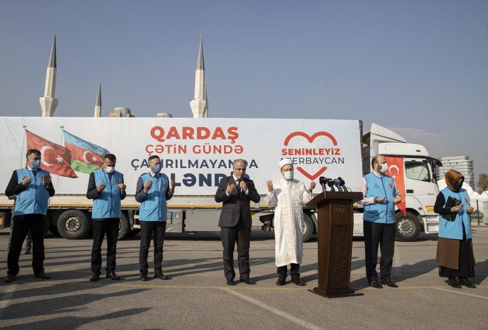 <p>Edilen duanın ardından tırlar Azerbaycan'a uğurlandı.</p>