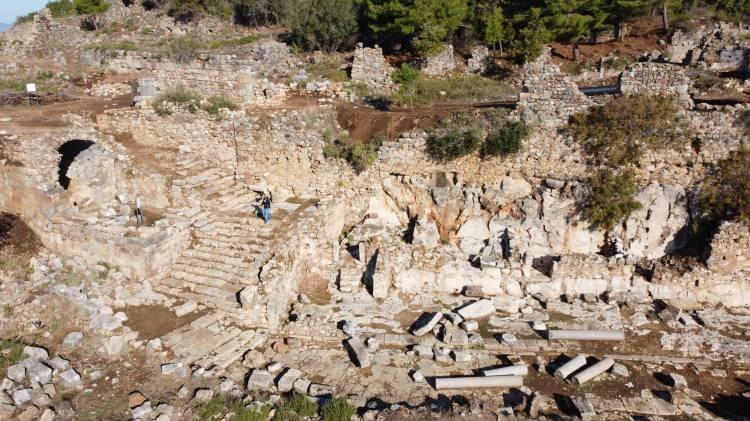 <p>Kentte, ilk kazı çalışmalarının 1994-1999 yıllarında kurtarma kazıları şeklinde yapıldığına değinen Ergürer, Syedra'nın kalbi sayılan Sütunlu Cadde'nin de bu dönemde ortaya çıkarıldığını dile getirdi.</p>
