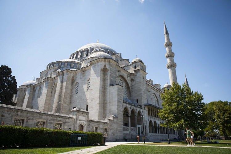 <p>Süleymaniye Camisi, klasik Osmanlı mimarisinin en önemli örneklerinden birisi olma özelliği taşıyor. </p>
