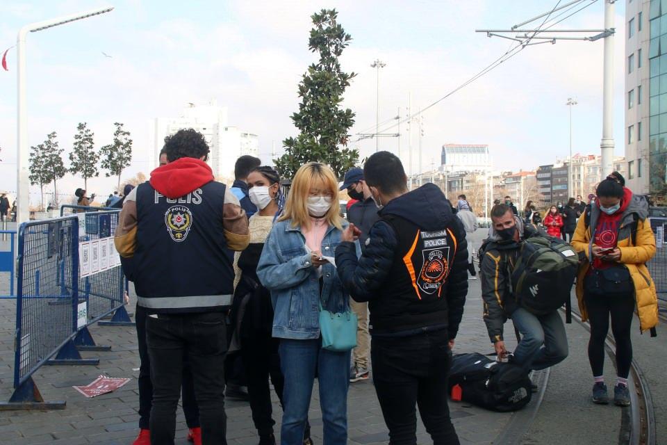 <p>Hafta sonu sokağa &ccedil;ıkma kısıtlamasının 2'nci g&uuml;n&uuml;nde, vatandaşlar evlerinde kalırken, cadde ve sokaklar yabancı turistlere kaldı. Pazar g&uuml;n&uuml;n&uuml; değerlendirmek i&ccedil;in gezmeye &ccedil;ıkan turistlerin rağbet g&ouml;sterdiği İstiklal Caddesi yasaksız g&uuml;nleri aratmadı.&nbsp;</p>
