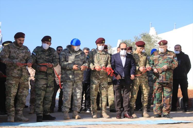 <p>SMO bileşenlerinden Hamza Tümeni Özel Kuvvetlerinin "Şehit Yasir Ebu Eş-Şeyh Kışlası"nın açılışı için tören düzenlendi. </p>
