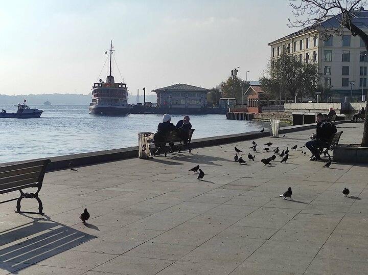 <p>Kısıtlamadan muaf olan turistler İstanbul'un tadını çıkardı.</p>
