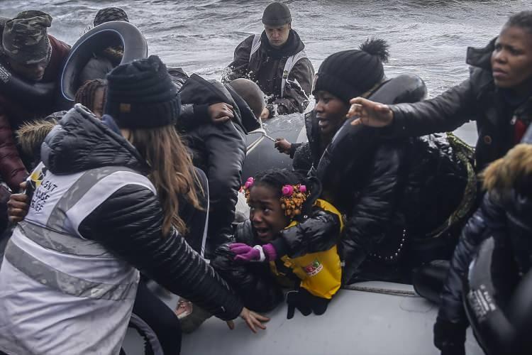 <p>Ülkelerindeki savaştan ve iç karışıklıklardan kaçarak Avrupa'ya gitmek isteyen sığınmacıların Yunanistan'ın Midilli Adası'na geçişi devam etti.</p>